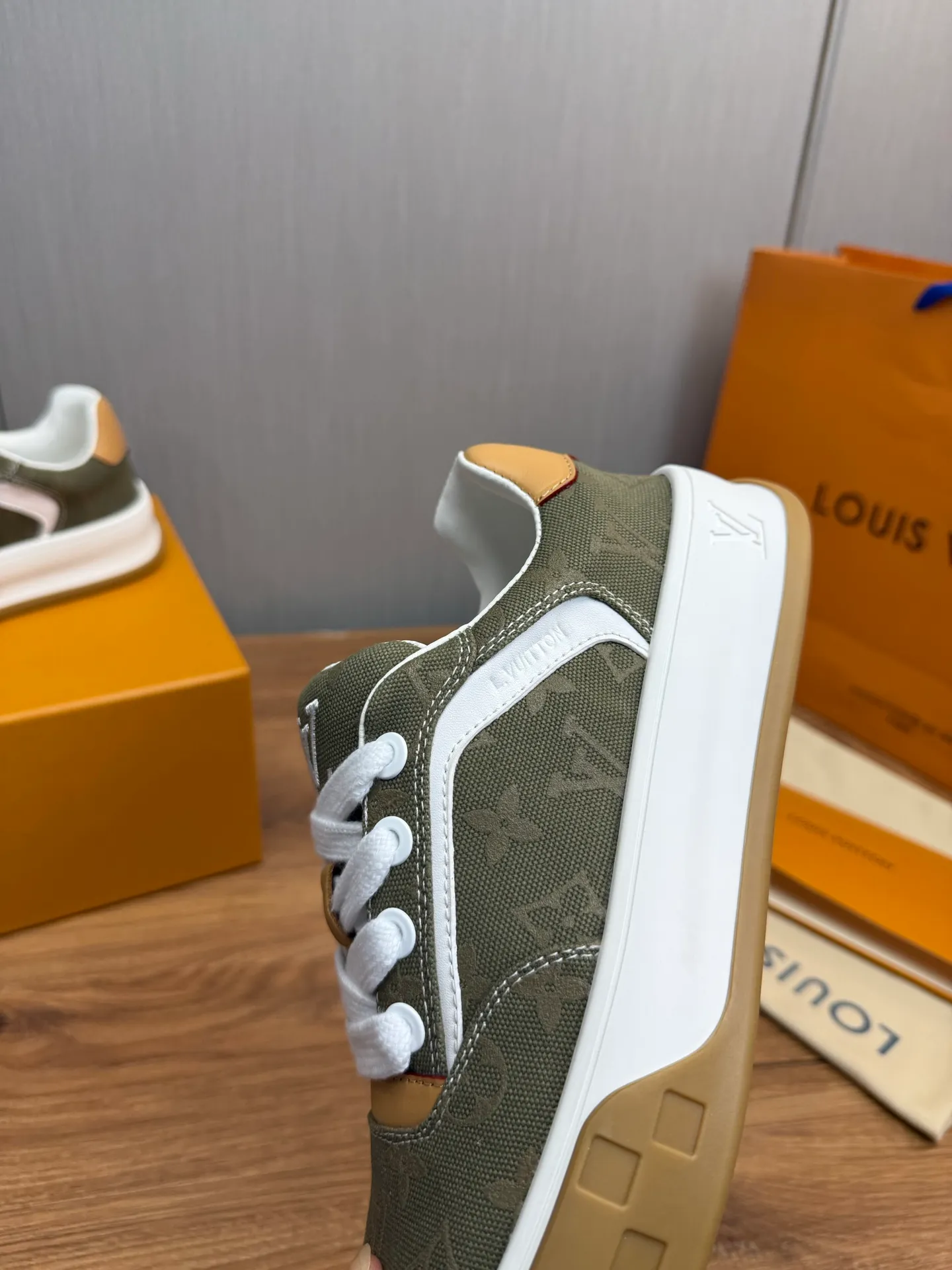 Men's shoes 620💰 Lv. Top purchasing agent🇮🇹 Louis Vuitton, sports sneakers counter synchronization, uppers imported from Italy, high-quality splicing and complex handicrafts, imported mesh pads are soft and comfortable, soles: original factory special soles, TPU exclusive movable molded soles super comfortable, original factory single goods, 🔍🔍high quality, you can enter and exit the counter at will, welcome to compare, code number 38-44 (customized 38.45)